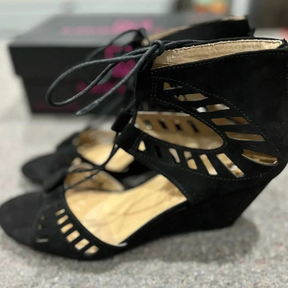 Material Girl Size 9 Sandal. Wedged Halona Tied Open Toed Strappy, Black - Picture 2 of 9